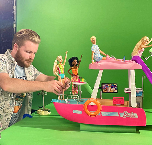 Stopframe Toy Animation: Barbie Dreamboat and dolls on stopmotion set