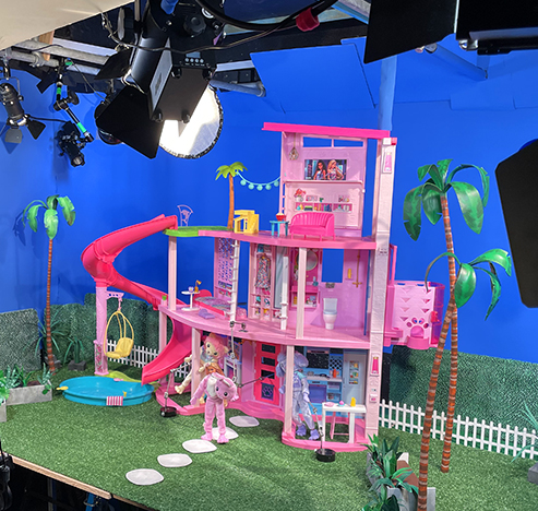 Stopframe Toy Animation: Barbie Dreamhouse and dolls on stopmotion set